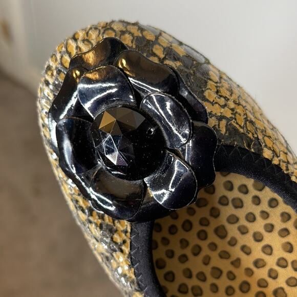 LINDSAY PHILLIPS Tan and Black Floral Applique Patterned Ballet Flats Size 6 - Picture 2 of 5